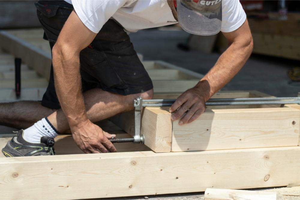 Hombre trabajando con madera

